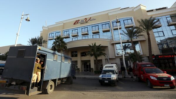 Egyptian security personnel guards the entrance to the Bella Vista Hotel in the Red Sea resort of Hurghada, Egypt, January 9, 2016 - Sputnik International