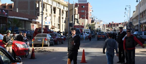 Egyptian police and security stand guard outside the Bella Vista Hotel in Egypt's Red Sea resort of Hurghada on January 9, 2016 - Sputnik International