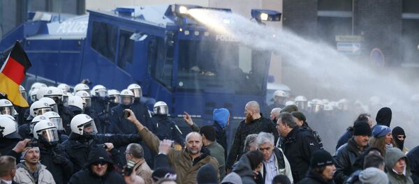 Police use a water cannon during a protest march by supporters of anti-immigration right-wing movement PEGIDA (Patriotic Europeans Against the Islamisation of the West) in Cologne, Germany, January 9, 2016 - Sputnik International