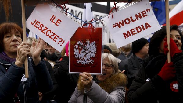 People gather during an anti-government demonstration for free media in front of the Polish television building in Warsaw, January 9, 2016 - Sputnik International