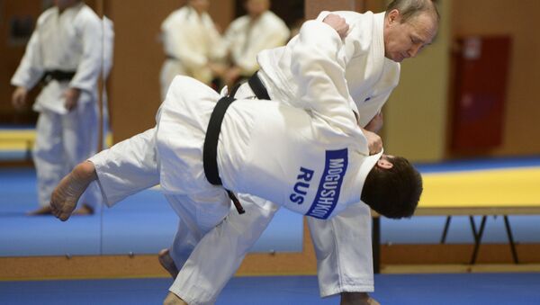 Russian President Vladimir Putin during a sparring with the 2014 World Judo Championship bronze medal winner Musa Mogushkov at the meeting with members of the Russian national judo team, January 8, 2016 - Sputnik International
