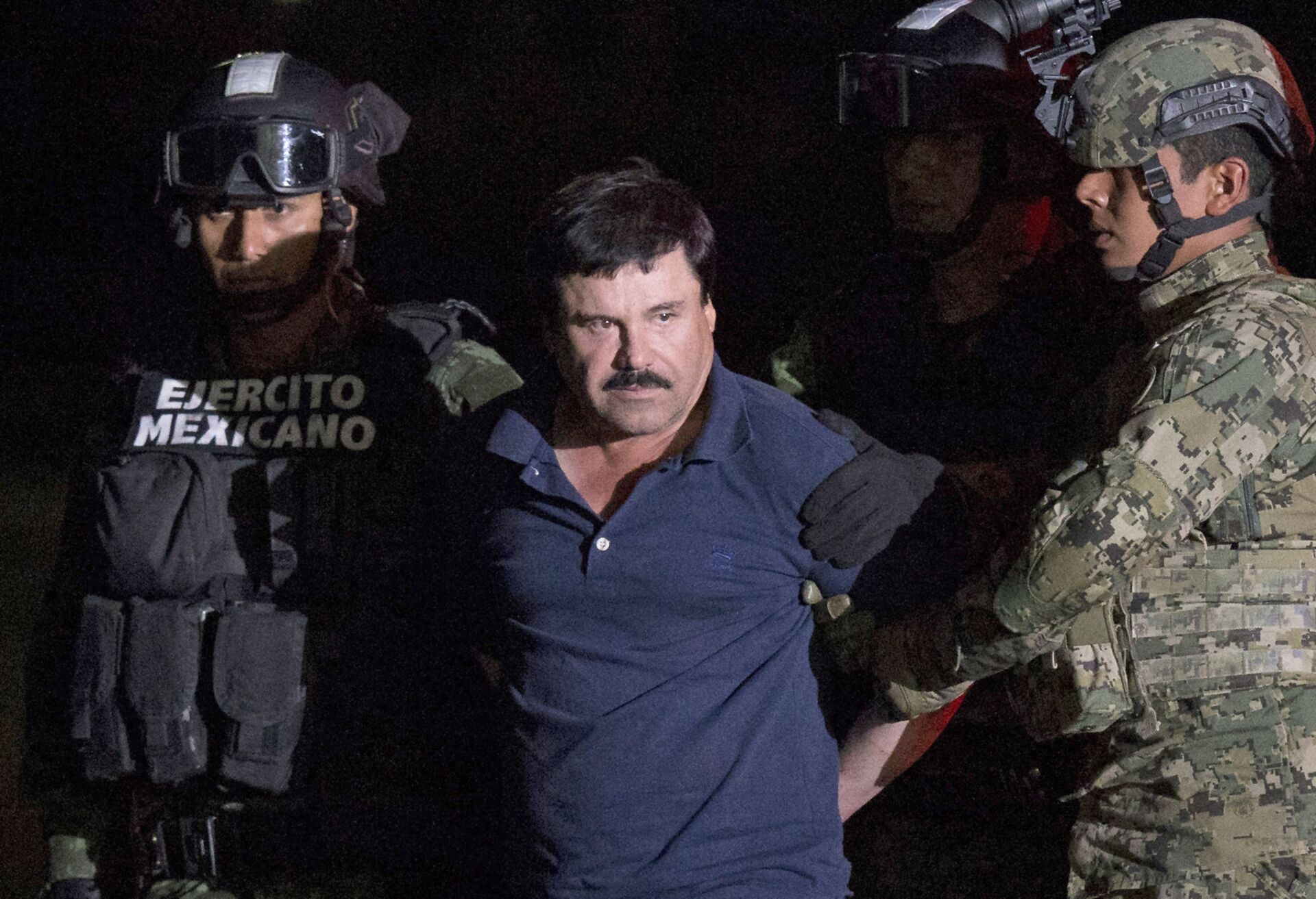 Mexican drug lord Joaquin El Chapo Guzman is escorted by army soldiers to a waiting helicopter, at a federal hangar in Mexico City, Friday, Jan. 8, 2016. - Sputnik International, 1920, 22.01.2022