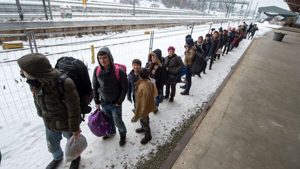 Refugees walk to a chartered train at the railway station of Passau, Germany Tuesday Jan. 5, 2016 - Sputnik International