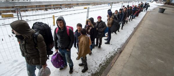 Refugees walk to a chartered train at the railway station of Passau, Germany Tuesday Jan. 5, 2016. - Sputnik International