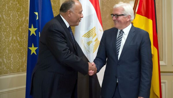 German Foreign Minister Frank-Walter Steinmeier (R) shakes hands with his Egyptian counterpart Sameh Shoukry on August 31, 2014 in Berlin - Sputnik International