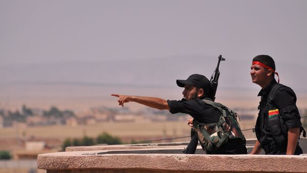 Fighters from the Kurdish People Protection Unit (YPG) monitor the horizon in the northeastern Syrian city of Hasakeh - Sputnik International