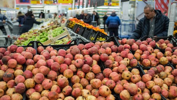 Fruit and vegetable shop in Omsk. File photo - Sputnik International