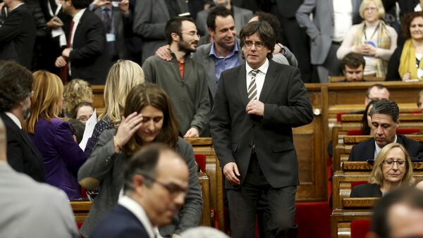 Incoming Catalan President Carles Puigdemont (C) adjusts his jacket during the investiture session at the Catalunya Parliament in Barcelona, Spain, January 10, 2016 - Sputnik International