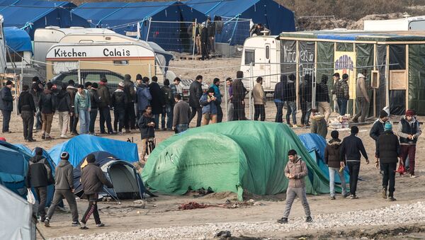People walk at the migrant camp known as the Jungle in Calais on December 7, 2015 - Sputnik International