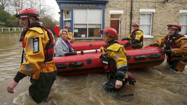 Members of emergency services rescue a woman from a flooded house in York after the river Ouse burst its banks, in northern England, in this December 28, 2015 file photo - Sputnik International
