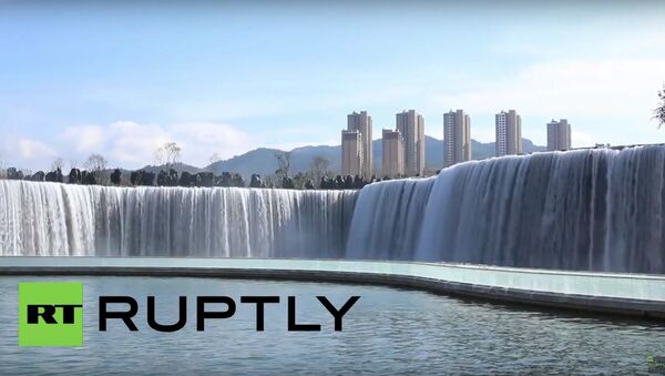 Visitors flock to see Asia's largest manmade waterfall - Sputnik International