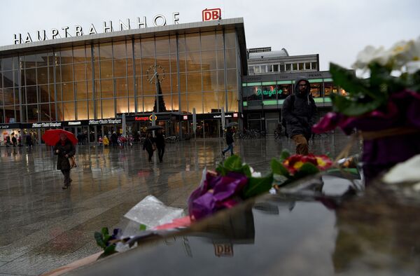 Flowers and letters of protest are laid down on the steps in front of the Cologne main train station in Cologne, western Germany on January 11, 2016 - Sputnik International