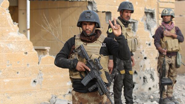 Members of Iraq's elite counter-terrorism service stand on December 27, 2015 in the Hoz neighbourhood in central Ramadi, the capital of Iraq's Anbar province, about 110 kilometers west of Baghdad, during military operations conducted by Iraqi pro-government forces against the Islamic State (IS) jihadist group - Sputnik International