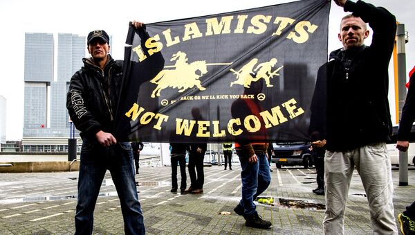 Supporters of Pegida (Patriotic Europeans Against the Islamisation of the West) hold a banner during a rally on November 29, 2015 in Rotterdam. - Sputnik International