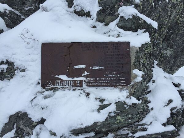 Memorial plaque installed in 1963, in memory of the dead hikers - Sputnik International