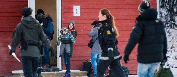 Refugees are welcomed upon arrival at the Norwegian border crossing station at Storskog after crossing the border from Russia on November 12, 2015 near Kirkenes Refugees are welcomed upon arrival at the Norwegian border crossing station at Storskog after crossing the border from Russia on November 12, 2015 near Kirkenes - Sputnik International