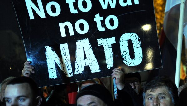 Protesters hold a placard reading No to war, no to NATO. - Sputnik International
