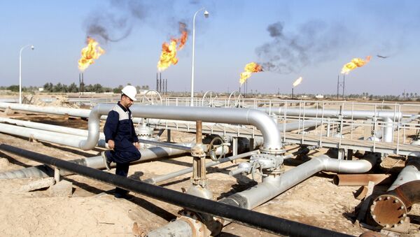 A worker walks at Nahr Bin Umar oil field, north of Basra, Iraq December 21, 2015 - Sputnik International
