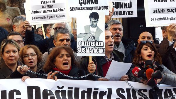 Turkish journalists hold banners and shout slogans during a demonstration in support of jailed journalists Can Dundar and Erdem Gul on January 10, 2016 in Ankara during the Active Journalists'Day - Sputnik International