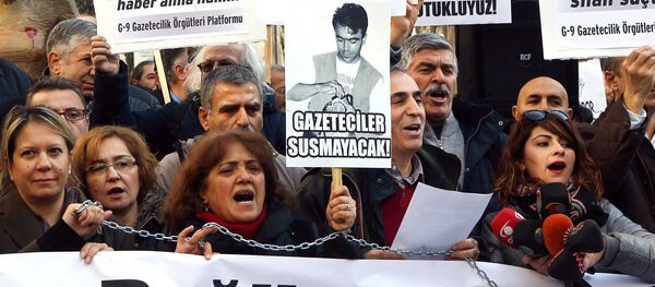 Turkish journalists hold banners and shout slogans during a demonstration in support of jailed journalists Can Dundar and Erdem Gul on January 10, 2016 in Ankara during the Active Journalists'Day Turkish journalists hold banners and shout slogans during a demonstration in support of jailed journalists Can Dundar and Erdem Gul on January 10, 2016 in Ankara during the Active Journalists'Day - Sputnik International