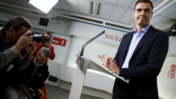 Spain's Socialist Party (PSOE) leader Pedro Sanchez gestures at the start of a news conference after his party's executive committee meeting in Madrid, Spain, January 11, 2016 - Sputnik International