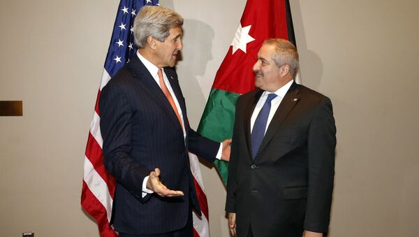 US Secretary of State John Kerry(L), meets with Jordanian Foreign Minister Nasser Judeh at United Nations headquarters (File) - Sputnik International