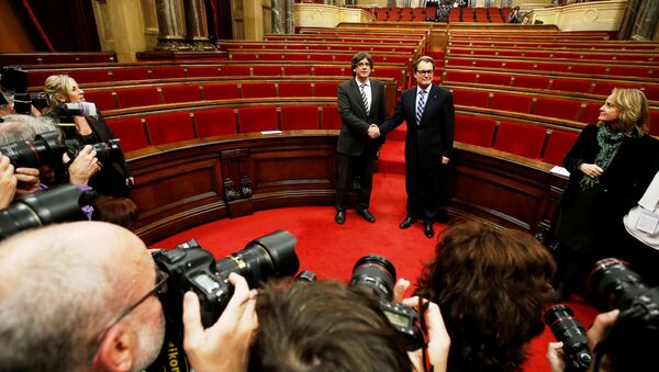 Incoming Catalan President Carles Puigdemont, center left, shakes hands with outgoing Catalan President Artur Mas after the investiture session at the Catalonian parliament in Barcelona, Spain, Sunday, Jan. 10, 2016. - Sputnik International
