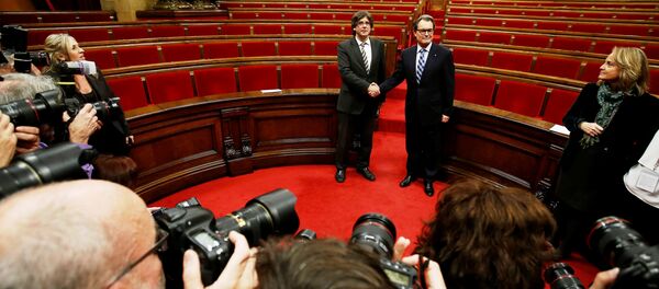 Incoming Catalan President Carles Puigdemont, center left, shakes hands with outgoing Catalan President Artur Mas after the investiture session at the Catalonian parliament in Barcelona, Spain, Sunday, Jan. 10, 2016. Incoming Catalan President Carles Puigdemont, center left, shakes hands with outgoing Catalan President Artur Mas after the investiture session at the Catalonian parliament in Barcelona, Spain, Sunday, Jan. 10, 2016. - Sputnik International