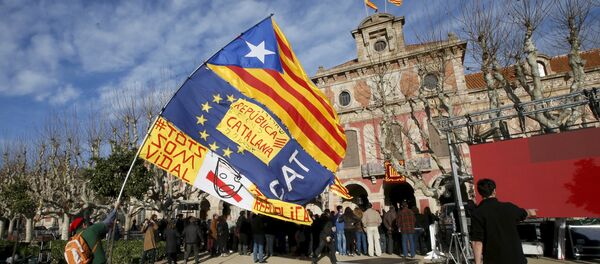 People wait for the start of the investiture session at the Catalunya Parliament in Barcelona, Spain, January 10, 2016 People wait for the start of the investiture session at the Catalunya Parliament in Barcelona, Spain, January 10, 2016 - Sputnik International