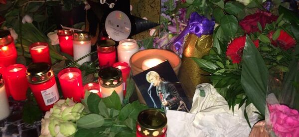 Fans gathered Monday night outside the Berlin apartment where British musician David Bowie lived in the 1970s. Bowie passed away on Sunday after an 18-month battle with cancer. Fans gathered Monday night outside the Berlin apartment where British musician David Bowie lived in the 1970s. Bowie passed away on Sunday after an 18-month battle with cancer. - Sputnik International