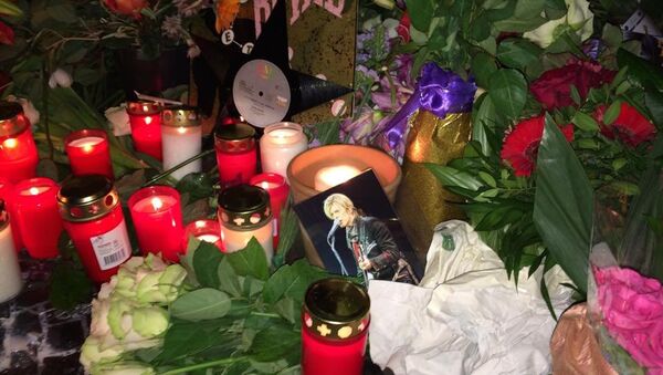 Fans gathered Monday night outside the Berlin apartment where British musician David Bowie lived in the 1970s.  Bowie passed away on Sunday after an 18-month battle with cancer. - Sputnik International