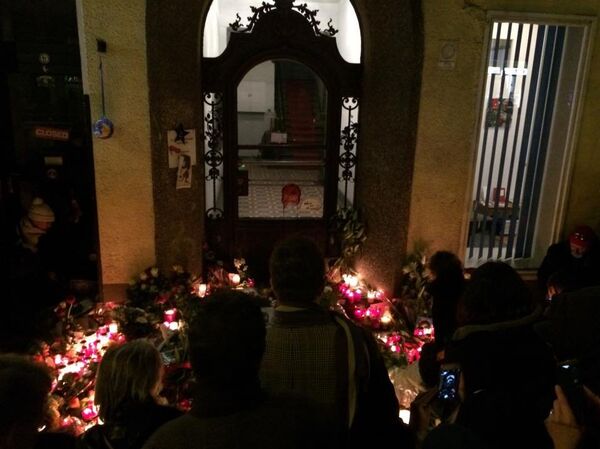 Fans gathered Monday night outside the Berlin apartment where British musician David Bowie lived in the 1970s. Bowie passed away on Sunday after an 18-month battle with cancer. Fans gathered Monday night outside the Berlin apartment where British musician David Bowie lived in the 1970s. Bowie passed away on Sunday after an 18-month battle with cancer. - Sputnik International