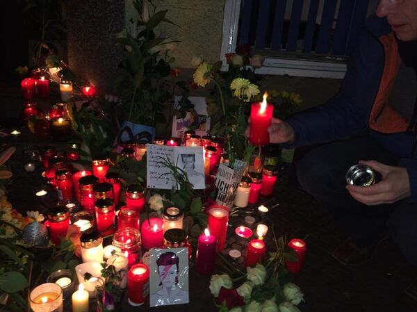 Fans gathered Monday night outside the Berlin apartment where British musician David Bowie lived in the 1970s. Bowie passed away on Sunday after an 18-month battle with cancer. Fans gathered Monday night outside the Berlin apartment where British musician David Bowie lived in the 1970s. Bowie passed away on Sunday after an 18-month battle with cancer. - Sputnik International