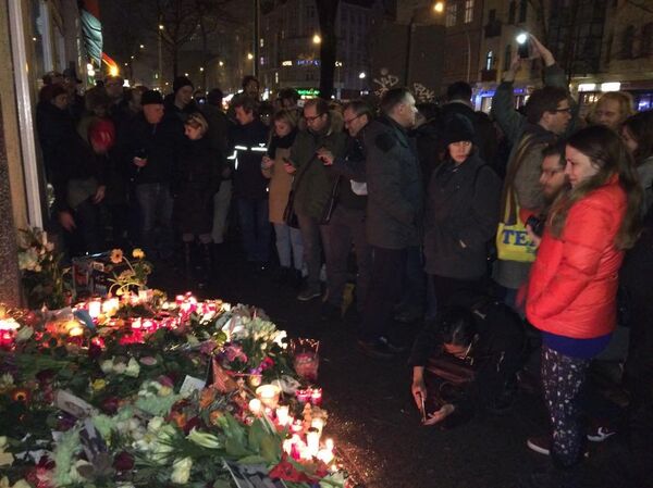 Fans gathered Monday night outside the Berlin apartment where British musician David Bowie lived in the 1970s. Bowie passed away on Sunday after an 18-month battle with cancer. Fans gathered Monday night outside the Berlin apartment where British musician David Bowie lived in the 1970s. Bowie passed away on Sunday after an 18-month battle with cancer. - Sputnik International