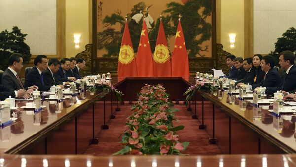 Kyrgyzstan's Prime Minister Temir Sariyev (2nd R) speaks during a meeting with Chinese Premier Li Keqiang (2nd L) in the Great Hall of the People in Beijing on December 16, 2015 - Sputnik International
