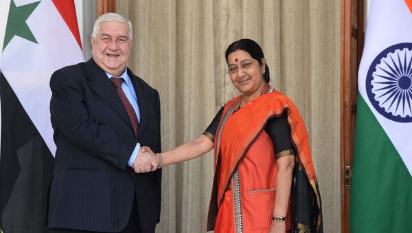 Indian Foreign Minister Sushma Swaraj (R) shakes hands with Syrian Foreign Minister, Walid Muallem prior to a meeting in New Delhi on January 12, 2016 - Sputnik International