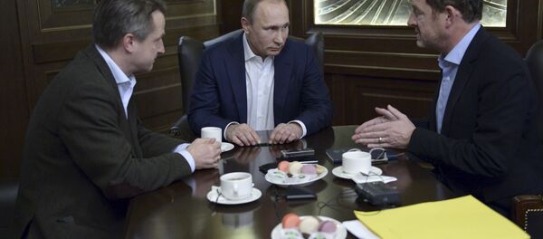 Russian President Vladimir Putin (C) gives an interview to Kai Diekmann (R), chief editor of Germany's Bild newspaper, and Nikolaus Blome, Bild deputy editor, at the Bocharov Ruchei state residence in Sochi, Russia, January 5, 2016 - Sputnik International