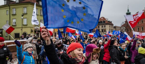 People wave European and Polish flags and sing the European anthem Ode to Joy as they take part in a flash mob to protest against a new media law in the center of Warsaw on January 9, 2016 People wave European and Polish flags and sing the European anthem Ode to Joy as they take part in a flash mob to protest against a new media law in the center of Warsaw on January 9, 2016 - Sputnik International