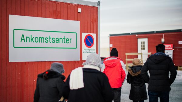 Refugees enter the arrival center for refugees near the town on Kirkenes, northern Norway, close to the Russian - Norwegian border on November 12, 2015. - Sputnik International
