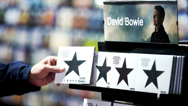 A customer picks up a copy of Blackstar the latest album by British musician David Bowie in a branch of HMV in central London on January 11, 2016. - Sputnik International