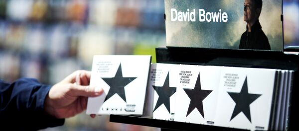 A customer picks up a copy of Blackstar the latest album by British musician David Bowie in a branch of HMV in central London on January 11, 2016. - Sputnik International