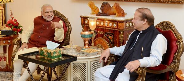 Pakistani Prime Minister Nawaz Sharif (R) talks with his Indian counterpart Narendra Modi in Lahore, Pakistan, December 25, 2015 - Sputnik International
