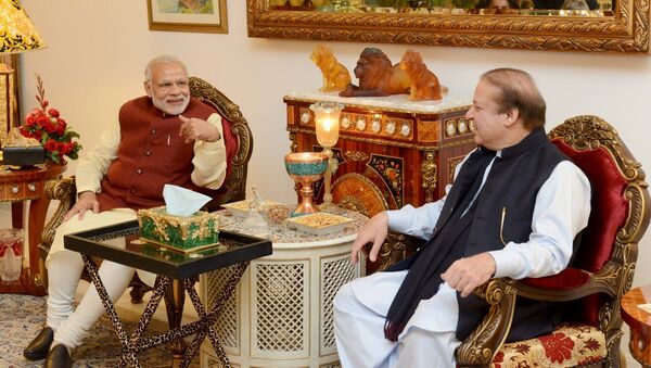 Pakistani Prime Minister Nawaz Sharif (R) talks with his Indian counterpart Narendra Modi in Lahore, Pakistan, December 25, 2015 - Sputnik International