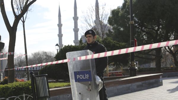 A police officer secures the area after an explosion near the Ottoman-era Sultanahmet mosque, known as the Blue mosque in Istanbul, Turkey January 12, 2016 - Sputnik International