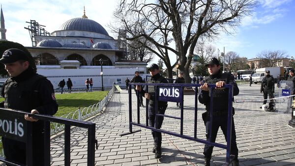 Police officers install security barriers at the historic Sultanahmet district, which is popular with tourists, after an explosion in Istanbul, Tuesday, Jan. 12, 2016 - Sputnik International