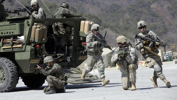 U.S. Army soldiers from the 25th Infantry Division’s 2nd Stryker Brigade Combat Team and South Korean soldiers take their position during a demonstration of the combined arms live-fire exercise. - Sputnik International