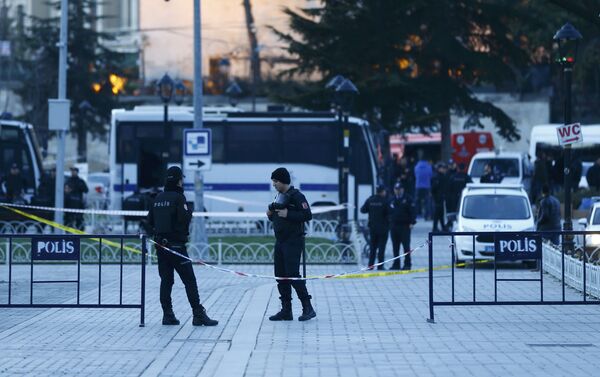 Police officers secure the area after an explosion near the Ottoman-era Sultanahmet mosque, known as the Blue mosque in Istanbul, Turkey January 12, 2016 - Sputnik International