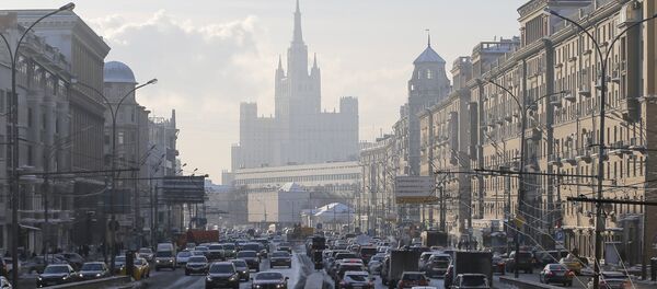Cars drive along the Garden Ring road, with a residential building at Kudrinskaya Square seen on the background, in Moscow, Russia - Sputnik International