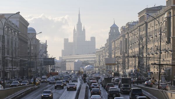 Cars drive along the Garden Ring road, with a residential building at Kudrinskaya Square seen on the background, in Moscow, Russia - Sputnik International
