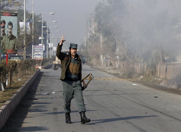 An Afghan policeman reacts as smoke billows during an attack near the Pakistani consulate in Jalalabad, Afghanistan January 13, 2016 An Afghan policeman reacts as smoke billows during an attack near the Pakistani consulate in Jalalabad, Afghanistan January 13, 2016 - Sputnik International